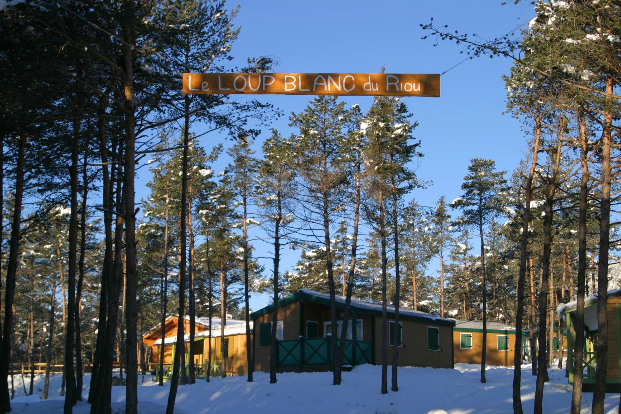 فندق Parc Residentiel De Loisir : Le Loup Blanc Du Riou بارسلونات المظهر الخارجي الصورة