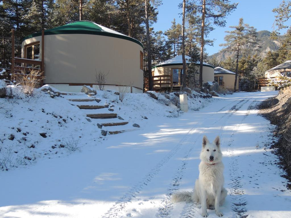 فندق Parc Residentiel De Loisir : Le Loup Blanc Du Riou بارسلونات المظهر الخارجي الصورة